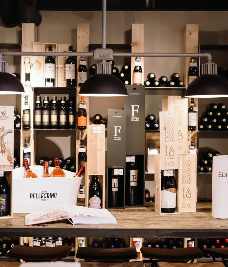 La cave à vins italiens et ses verres