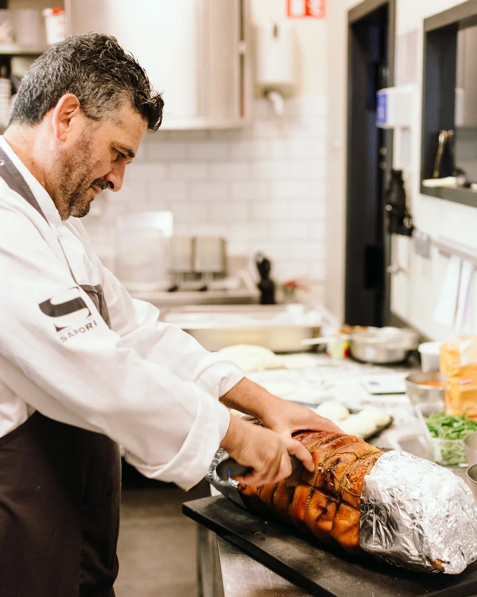 La porchetta, roulée à la main