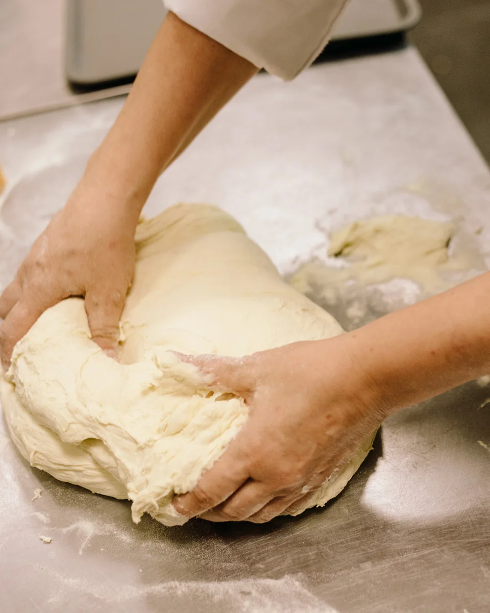 La pâte, pétrie sur place